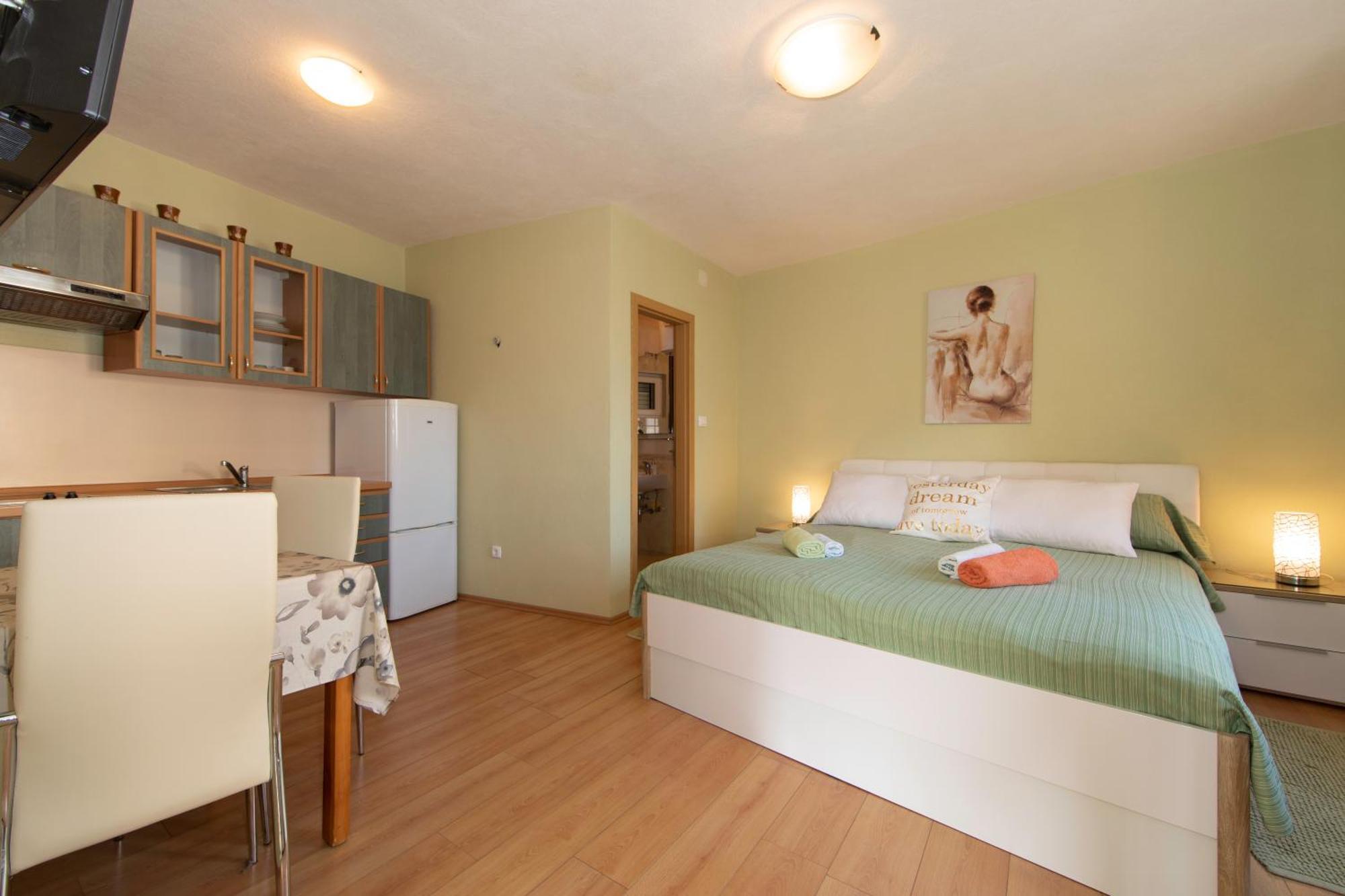 Apartmani Darinka Baška Voda Exteriör bild