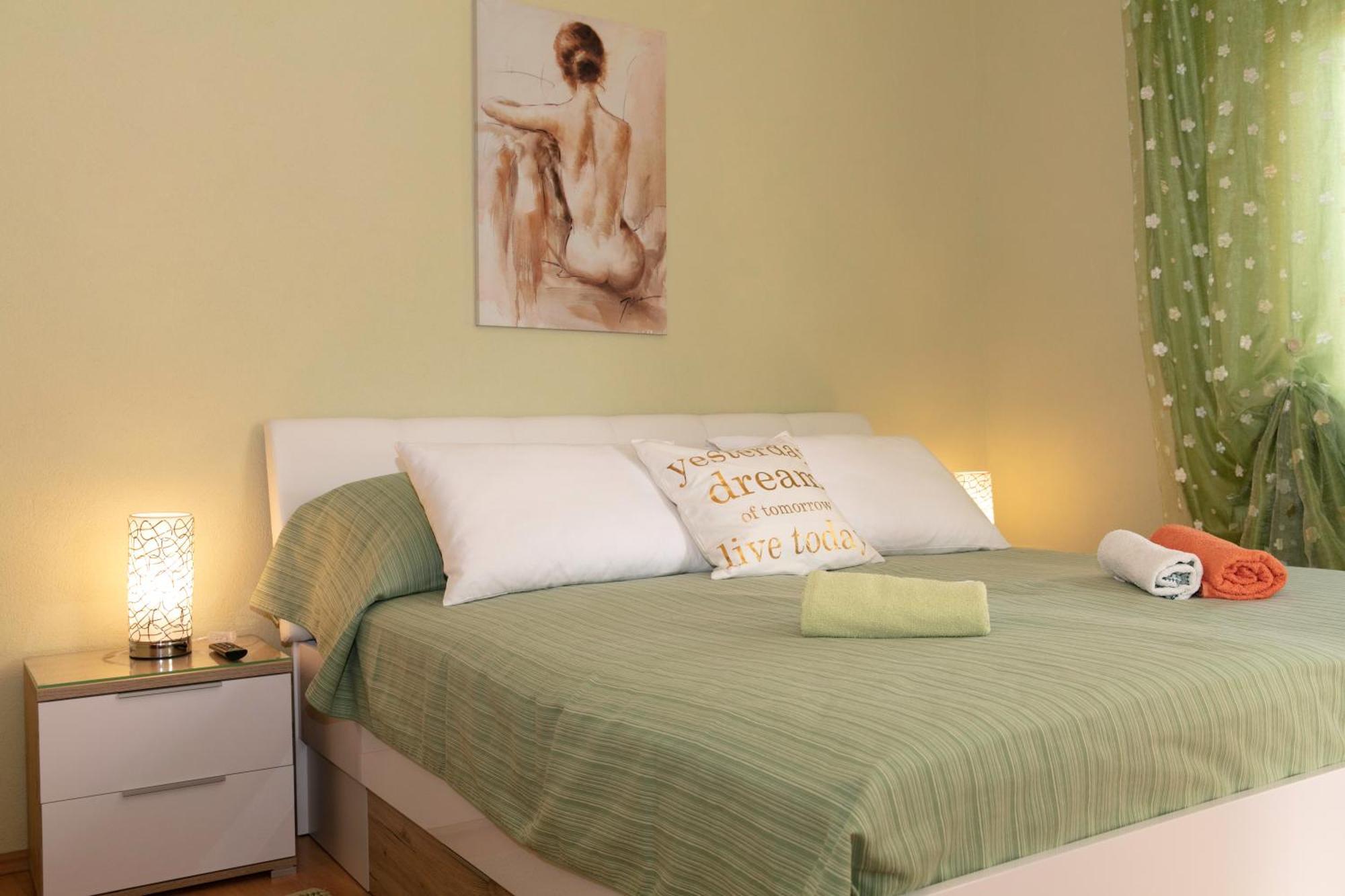 Apartmani Darinka Baška Voda Exteriör bild