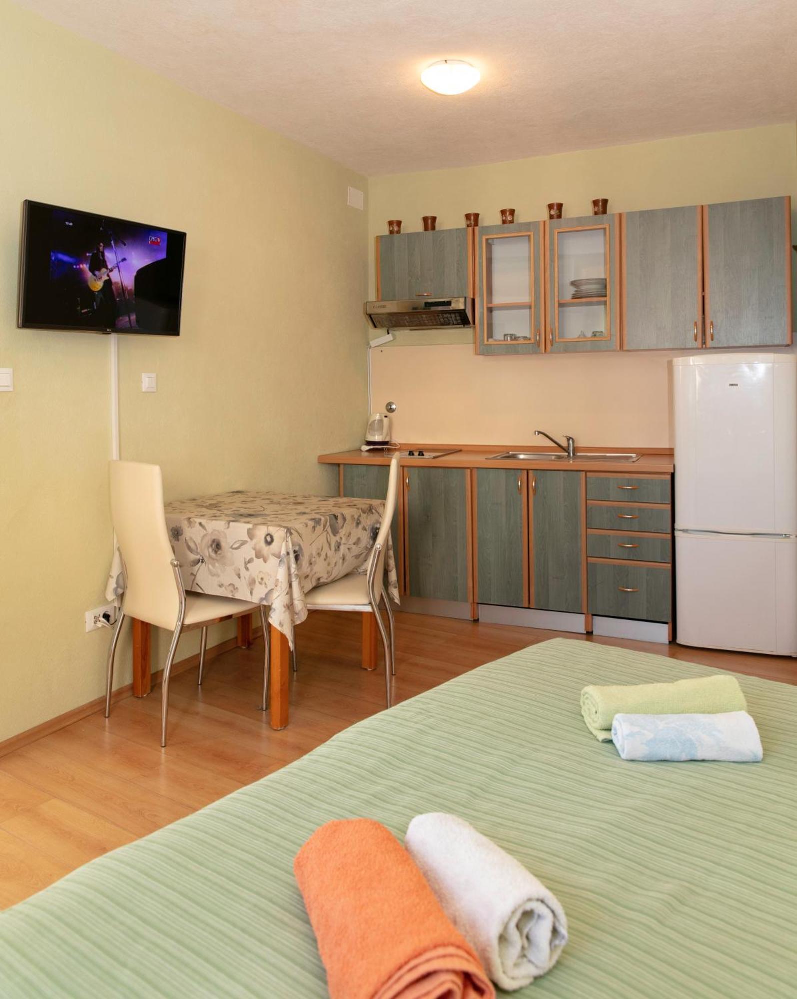 Apartmani Darinka Baška Voda Exteriör bild