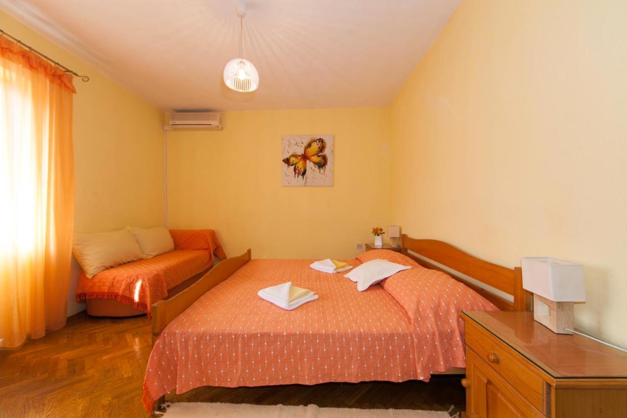 Apartmani Darinka Baška Voda Exteriör bild
